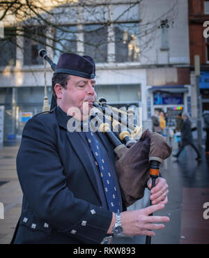 Ein einsamer Piper Straßenmusik im Stadtzentrum von Leicester. Stockfoto