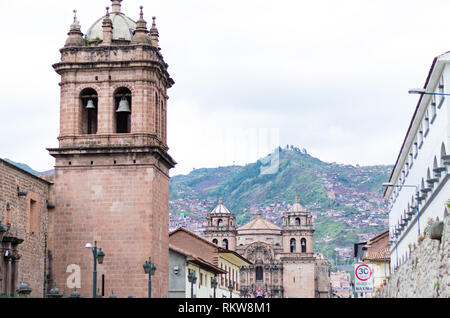 Santa Clara Kirche in der Stadt Cusco und im Hintergrund sehen Sie die Kirche von San Pedro. Stockfoto