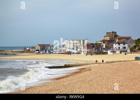 Der Blick auf die sandige Küste bei Cobb Hafen in Lyme Bay. Lyme Regis. West Dorset. England Stockfoto