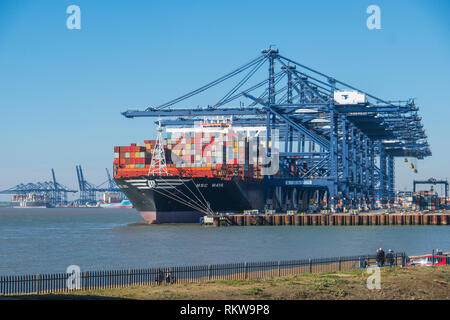 Blick auf den Hafen von Felixstowe zeigt einige seiner 33 gantry cranes. Stockfoto