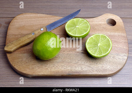 Zitrone Obst (andere Namen: Kalk, Zitrusfrüchte, Limonengrün, Key Lime, Persische, Kalk, Kaffernlimette, Dessert lime) im Studio. Stockfoto