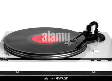 Moderne Plattenspieler in Silber Fall mit Rotation Schallplatte mit Red Label isoliert auf weißem Hintergrund. Horizontale foto Frontansicht closeup Stockfoto