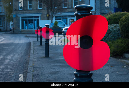 Große Mohnblumen Stadtmöblierung im Gedenken an den 100. Jahrestag des Endes des ersten Weltkriegs dekorieren. Stockfoto