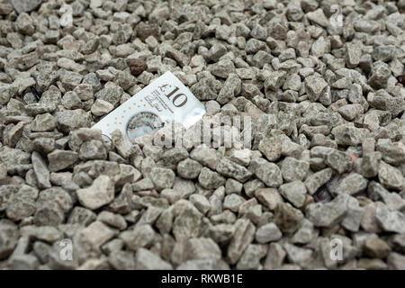Zehn Pfund Sterling halb begraben. Stockfoto