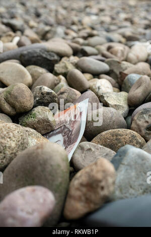 Zehn Pfund Sterling halb begraben. Stockfoto