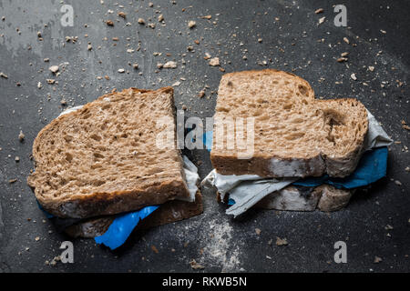 Ein vollkornbrot Sandwich mit Kunststoffabfällen. Stockfoto