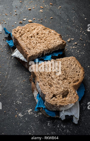 Ein vollkornbrot Sandwich mit Kunststoffabfällen. Stockfoto