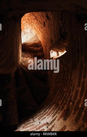 Wendeltreppe zum Glockenturm, aus rotem Backstein alte zerstörte Kirche Stockfoto