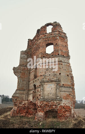 Burgruine. Ruinen einer alten europäischen Castleon ein herbstnachmittag Stockfoto