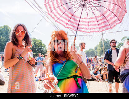 Zwei Damen haben eine großartige Zeit und Weg tanzen an Latitude Festival 2018. Stockfoto