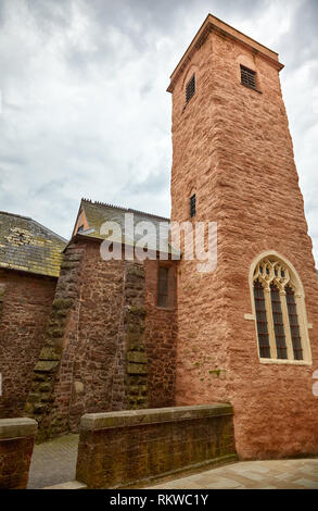 Der rote Backstein Turm von St Martin's Church in der Kathedrale von Exeter schließen. Exeter. Devon. England Stockfoto