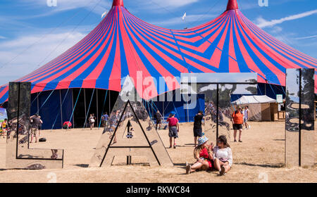 Die Buchstaben LATI der riesigen Latitude-Zeichen vor dem BBC Music Bühne unter Festivalbesucher am Latitude Festival 2018 gesehen. Stockfoto