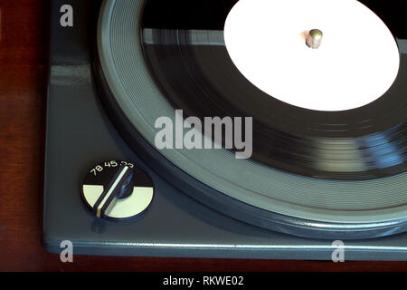 Teil des alten Vintage drei Speed Record Player spielen Schallplatte mit White Label. Horizontal oben Ansicht Nahaufnahme Stockfoto