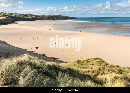 Ein Blick über Crantock Beach von der Oberseite der Sanddüne System in Newquay in Cornwall. Stockfoto