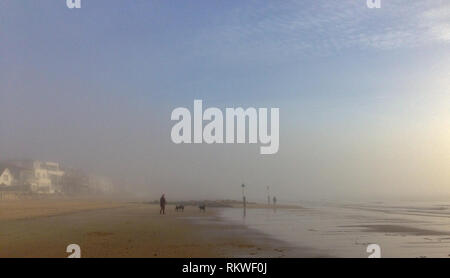 Poole, Dorset, Großbritannien. 12. Februar, 2019. Ein schöner Tag und dann das Meer Nebel kam unten. Dann die Sonne brach durch und es begann so schnell weg zu rollen, wie es kam. Kredit Suzanne McGowan/Alamy Leben Nachrichten. Stockfoto