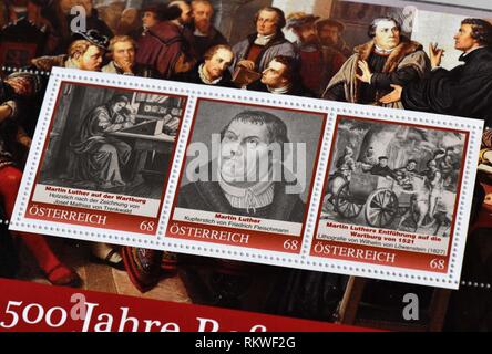 12. Februar 2019, Thüringen, Erfurt: Briefmarken aus Österreich mit einem Porträt des Reformators sind Teil einer historischen Sammlung von Martin Luther, der in das Augustinerkloster gezeigt wird. Es enthält Briefmarken, FDC, Postkarten, Briefmarken und Münzen mit Motiven, die auf 'Martin Luther und die Reformation". Die Dokumente umfassen zehn Dateien mit insgesamt rund 1200 Seiten. Die Sammlung umfasst einen Zeitraum von 150 Jahren und reicht bis in die Reformation jahr 2017. Foto: Martin Schutt/dpa-Zentralbild/dpa Stockfoto