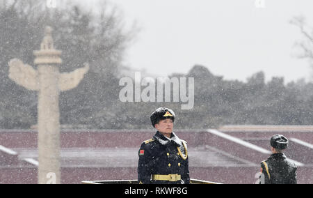 Peking, China. 12 Feb, 2019. Soldaten der Ehrengarde der Chinese People's Liberation Army stand Guard auf dem Tian'anmen-Platz in Peking, der Hauptstadt von China, Feb.12, 2019. Ein schneefall Peking schlug am Dienstag. Credit: Wang Yuguo/Xinhua/Alamy leben Nachrichten Stockfoto