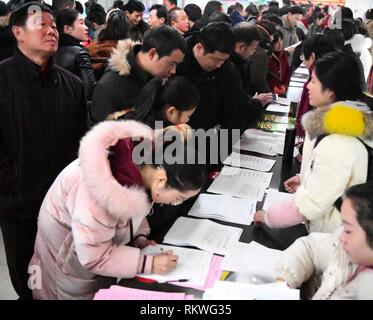 Bozhou, Anhui Chinas Provinz. 12 Feb, 2019. Arbeitssuchenden werden auf einer Jobmesse in Bozhou Stadt gesehen, der ostchinesischen Provinz Anhui, Feb.12, 2019. Job Messen werden in mehrere Städte in China nach dem Frühlingsfest Urlaub. Credit: Liu Qinli/Xinhua/Alamy leben Nachrichten Stockfoto