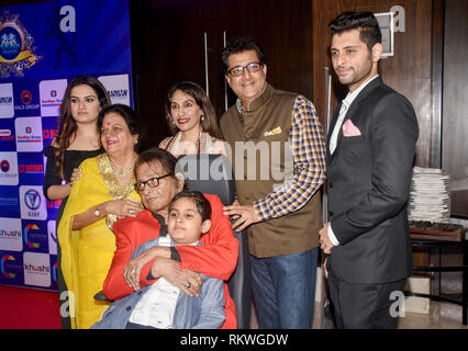 Legendäre Schauspieler Manoj Kumar (C) mit seiner Familie besucht Power Brands-Bollywood's Film Journalist Award (BFJA) 2019 im Hotel Novotel Juhu in Mumbai. Stockfoto