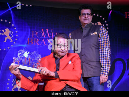 Legendäre Schauspieler Manoj Kumar mit Sohn Kunal Goswami besucht Power Brands-Bollywood's Film Journalist Award (BFJA) 2019 im Hotel Novotel Juhu in Mumbai. Stockfoto