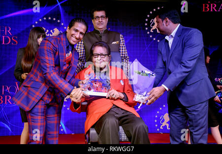 Legendäre Schauspieler Manoj Kumar (C) nimmt an den Power Brands-Bollywood's Film Journalist Award (BFJA) 2019 im Hotel Novotel Juhu in Mumbai. Stockfoto