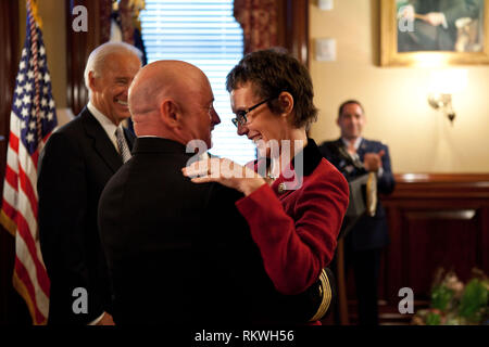 Washington, District of Columbia, USA. 6. Okt 2011. Kapitän Mark Kelly umarmt seine Frau, United States Vertreter Gabrielle Giffords (Demokrat von Arizona), nach Erhalt der Legion des Verdienstes von Vizepräsident Joe Biden während einer Zeremonie in den Ruhestand der Sekretär des Krieges Suite in das Eisenhower Executive Office Building, in Washington, DC, 6. Oktober 2011. Obligatorische Credit: David Lienemann - White House über CNP Credit: David Lienemann/CNP/ZUMA Draht/Alamy leben Nachrichten Stockfoto