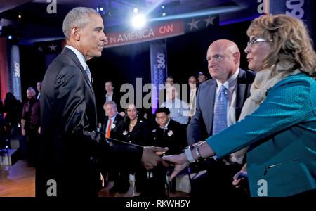 Präsidenten der Vereinigten Staaten Barack Obama schüttelt Hände mit dem ehemaligen US-Vertreter Gabi Giffords (Demokrat von Arizona), wie ihr Ehemann, pensionierter Astronauten Mark Kelly sieht während der werbepause eines live Rathaus Veranstaltung mit der CNN Anderson Cooper auf die Verringerung der Waffengewalt in Amerika an der George Mason University, Fairfax, Virginia am 7. Januar 2016. Credit: Aude Guerrucci/Pool über CNP | Verwendung weltweit Stockfoto