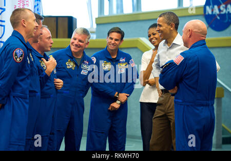 Präsidenten der Vereinigten Staaten Barack Obama und der First Lady Michelle Obama Treffen mit STS-134 Space Shuttle Endeavour commander Mark Kelly, rechts, und Shuttle Astronauten, von links, Andrew Feustel, Europäische Weltraumorganisation Roberto Vittori, Michael Fincke, Gregory H. Johnson, und Greg Chamitoff, nach ihrer Einführung wurde abgetrennt, Freitag, 29. April 2011, im Kennedy Space Center in Cape Canaveral, Florida. Obligatorische Credit: Bill Ingalls/NASA über CNP | Verwendung weltweit Stockfoto