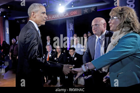 Fairfax, Virginia, USA. 7. Jan 2016. Präsidenten der Vereinigten Staaten Barack Obama schüttelt Hände mit dem ehemaligen US-Vertreter Gabi Giffords (Demokrat von Arizona), wie ihr Ehemann, pensionierter Astronauten Mark Kelly sieht während der werbepause eines live Rathaus Veranstaltung mit der CNN Anderson Cooper auf die Verringerung der Waffengewalt in Amerika an der George Mason University, Fairfax, Virginia am 7. Januar 2016. Credit: Aude Guerrucci/Pool über CNP Credit: Aude Guerrucci/CNP/ZUMA Draht/Alamy leben Nachrichten Stockfoto