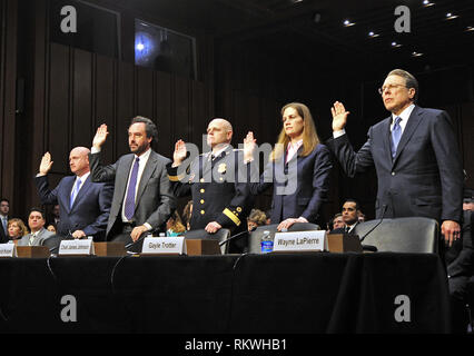 Januar 30, 2012 - Washington, District of Columbia, USA - Von links nach rechts: Kapitän Mark Kelly verließ, United States Navy (im Ruhestand), die Amerikaner für verantwortungsvolle Lösungen; Professor David Kopel, Adjunct Professor für erweiterte Verfassungsrecht, Universität von Denver, Strum Hochschule des Gesetzes; James Johnson, Leiter der Polizei, Baltimore County Police Department, und Stuhl, die den nationalen Strafverfolgungsbehörden Partnerschaft, um zu verhindern, dass Waffengewalt; Gayle Trotter, Rechtsanwalt und Senior Fellow, unabhängige Frauen Forum; und Wayne LaPierre, Executive Vice President und Chief Executive Officer, National Rifle Association sind swo Stockfoto