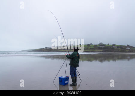 Man Sea Bass Angeln vom Strand, Irland Stockfoto