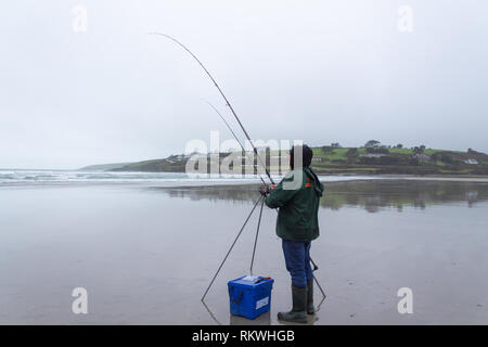 Man Sea Bass Angeln vom Strand, Irland Stockfoto