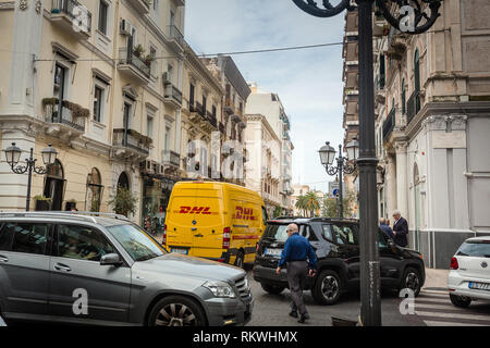 Tarent, Italien. Okt, 2018 03. Ein DHL Lieferung Fahrzeug liefert Sendungen im Zentrum der Stadt. Credit: Fernando Gutierrez-Juarez/dpa-Zentralbild/ZB/dpa/Alamy leben Nachrichten Stockfoto