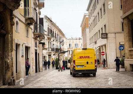 Tarent, Italien. Okt, 2018 03. Ein DHL Lieferung Fahrzeug liefert Sendungen im Zentrum der Stadt. Credit: Fernando Gutierrez-Juarez/dpa-Zentralbild/ZB/dpa/Alamy leben Nachrichten Stockfoto