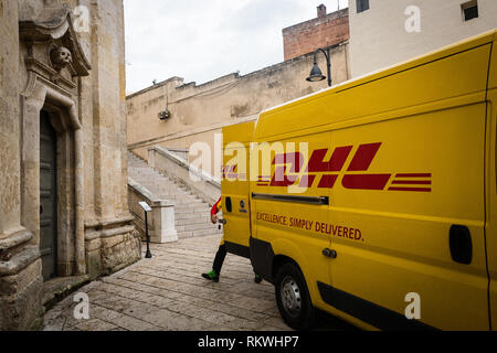 Tarent, Italien. Okt, 2018 03. Ein DHL Lieferung Fahrzeug liefert Sendungen im Zentrum der Stadt. Credit: Fernando Gutierrez-Juarez/dpa-Zentralbild/ZB/dpa/Alamy leben Nachrichten Stockfoto