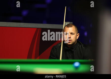 Cardiff, Großbritannien. 12 Feb, 2019. Barry Hawkins in Aktion während seiner Runde 1 Spiel gegen Sunny Akani. Welsh Open Snooker, Tag 2 Am Motorpoint Arena in Cardifft, South Wales am Dienstag, 12. Februar 2019. pic von der Credit: Andrew Obstgarten/Alamy leben Nachrichten Stockfoto