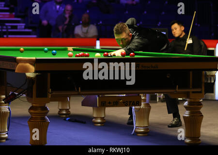 Cardiff, Großbritannien. 12 Feb, 2019. Kyren Wilson in Aktion während seiner Runde 1 Match gegen Andy Lee. Welsh Open Snooker, Tag 2 Am Motorpoint Arena in Cardifft, South Wales am Dienstag, 12. Februar 2019. pic von der Credit: Andrew Obstgarten/Alamy leben Nachrichten Stockfoto