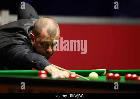 Cardiff, Großbritannien. 12 Feb, 2019. Barry Hawkins in Aktion während seiner Runde 1 Spiel gegen Sunny Akani. Welsh Open Snooker, Tag 2 Am Motorpoint Arena in Cardifft, South Wales am Dienstag, 12. Februar 2019. pic von der Credit: Andrew Obstgarten/Alamy leben Nachrichten Stockfoto