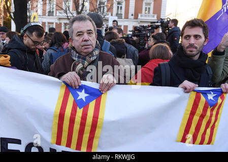 Madrid, Spanien. 12 Feb, 2019. Pro Unabhängigkeit Demonstranten gesehen halten ein Banner in der Nähe des spanischen Obersten Gerichtshofs während des Protestes. Protest zur Unterstützung der katalanischen Unabhängigkeit Führer während der Prozess gegen 12 Katalanische separatistischen Führern", die heute in Madrid mit Gebühren, einschließlich Rebellion über eine fehlgeschlagene Secession Angebot am vergangenen Oktober 2017 beginnt. Neun der Führer im Gefängnis auf ihren Prozess warten. Quelle: John milner/SOPA Images/ZUMA Draht/Alamy leben Nachrichten Stockfoto