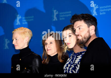 Berlin, Deutschland. 12 Feb, 2019. Tilda Swinton, Joanna Hogg, Ehre Swinton Byrne und Tom Burke während der "Souvenir" fotoshooting an der 69. Internationalen Filmfestspiele Berlin/Berlinale 2019 im Hotel Grand Hyatt am Februar 12, 2019 in Berlin, Deutschland. Credit: Geisler-Fotopress GmbH/Alamy leben Nachrichten Stockfoto