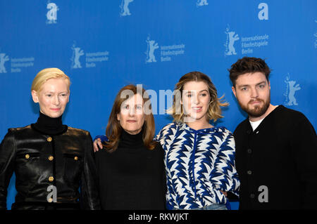 Berlin, Deutschland. 12 Feb, 2019. Tilda Swinton, Joanna Hogg, Ehre Swinton Byrne und Tom Burke während der "Souvenir" fotoshooting an der 69. Internationalen Filmfestspiele Berlin/Berlinale 2019 im Hotel Grand Hyatt am Februar 12, 2019 in Berlin, Deutschland. Credit: Geisler-Fotopress GmbH/Alamy leben Nachrichten Stockfoto