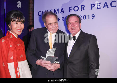 11. Februar 2019, Deutschland (Deutsch), Berlin: Arthur Cohn (M) und der frühere deutsche Bundeskanzler Gerhard Schröder (r, SPD) und seine Frau Soyeon Kim (l) beteiligen sich an der "Cinema for Peace Gala" am Westhafen Event & Convention Center. Foto: Britta Pedersen/dpa Stockfoto