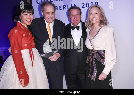 11. Februar 2019, Deutschland (Deutsch), Berlin: Soyeon Kim (L-R), Arthur Cohn (M), der ehemalige deutsche Bundeskanzler Gerhard Schröder (SPD) und Faye Dunaway wird im Rahmen der "Kino für den Frieden Gala" am Westhafen Event & Convention Center. Foto: Britta Pedersen/dpa Stockfoto
