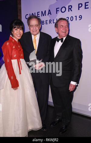 11. Februar 2019, Deutschland (Deutsch), Berlin: Soyeon Kim (L-R), Arthur Cohn (M) und der frühere deutsche Bundeskanzler Gerhard Schröder (SPD) sind im Rahmen der "Cinema for Peace Gala" am Westhafen Event & Convention Center. Foto: Britta Pedersen/dpa Stockfoto
