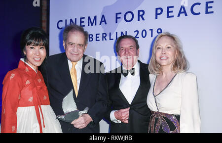 11. Februar 2019, Deutschland (Deutsch), Berlin: Soyeon Kim (L-R), Arthur Cohn (M), der ehemalige deutsche Bundeskanzler Gerhard Schröder (SPD) und Faye Dunaway wird im Rahmen der "Kino für den Frieden Gala" am Westhafen Event & Convention Center. Foto: Britta Pedersen/dpa Stockfoto