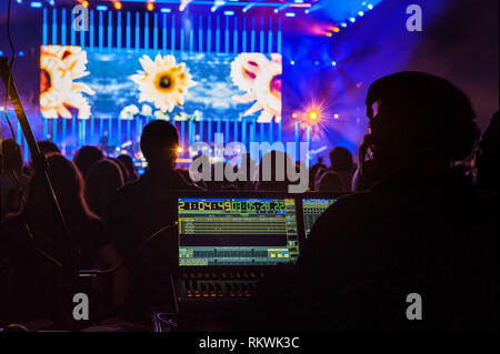 Glasgow, Schottland, Großbritannien. 11. Ferry 2019. Tears For Fears 0 Roland Orzabal und Curt Smith spielen Ihre neu geplanten Show Im SSE Hydro, Glasgow, UK. Credit: Stuart Westwood/Alamy leben Nachrichten Stockfoto