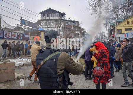 Februar 12, 2019 - Srinagar, Jammu und Kashmir - Jammu und Kaschmir Polizeibehörden der Mitgliedstaaten gesehen sprühen Pfefferspray NHM-Mitarbeiter während des Protestes in Srinagar. NHM-Mitarbeiter (National Health Mission) auf, nahm einen Protestmarsch gegen die Regierung in Richtung der Raj Bhavan in Srinagar, zu zerstreuen. Die Mitarbeiter, die auf einem Streik seit der letzten dreißig Tage sind anspruchsvolle Regularisierung in Stufen, gleicher Lohn für gleiche Arbeit und anderen Leistungen der sozialen Sicherheit. Schlagstoecke eingesetzt auf die Demonstranten, und viele von ihnen wurden festgenommen während des Protestes. (Bild: © idrees Abbas/SOPA Bilder vi. Stockfoto