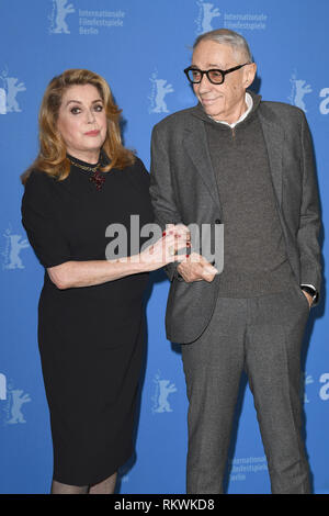 Berlin, Deutschland. 12. April 2019. Die französische Schauspielerin Catherine Deneuve und französischer Drehbuchautor und Regisseur Andre Techine nehmen an der Fotoshooting für Abschied von der Nacht (L'Adieu ˆ la nuit) während der 69. Berlinale Die Internationalen Filmfestspiele Berlin im Grand Hyatt Hotel in Berlin. Credit: Paul Treadway Credit: Paul Treadway/Alamy leben Nachrichten Stockfoto