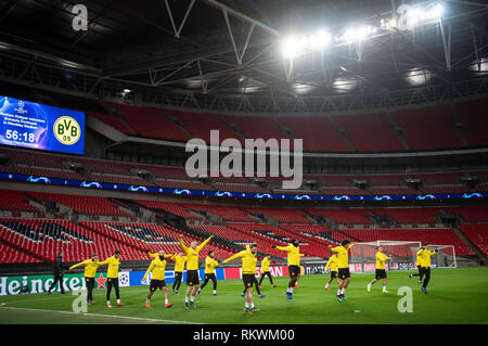 London, Großbritannien. 12 Feb, 2019. Fussball: Champions League, bevor die Runde der letzten 16 Tottenham Hotspur - Borussia Dortmund im Wembley Stadion.: Dortmunder Spieler aufwärmen. Quelle: Bernd Thissen/dpa/Alamy leben Nachrichten Stockfoto