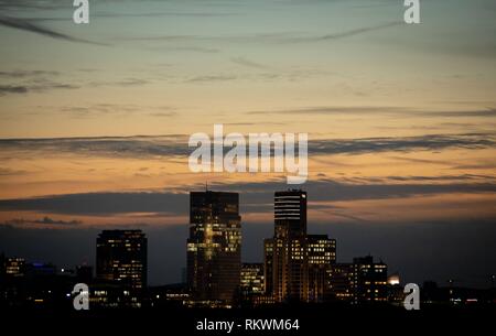 Berlin, Deutschland. 12 Feb, 2019. Die Wolkenkratzer von der Berliner City West Aufstieg in die hell erleuchteten Himmel. Credit: Kay Nietfeld/dpa/Alamy leben Nachrichten Stockfoto